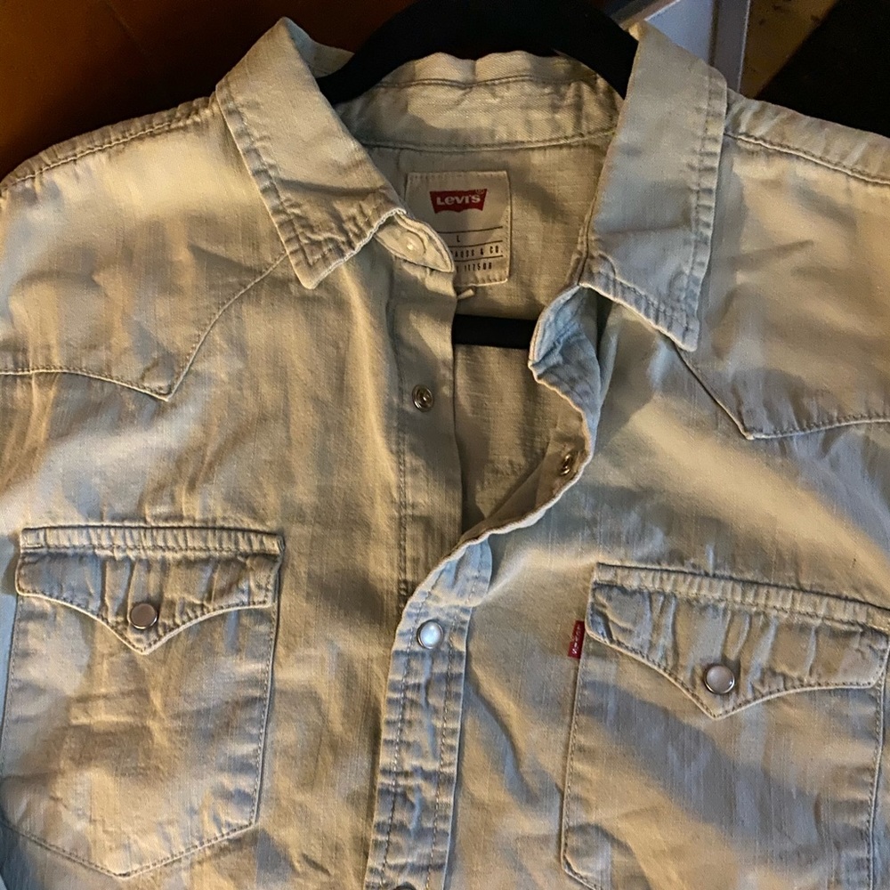 LEVI’S denim western shirt.